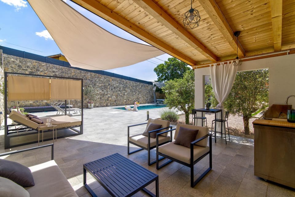 Patio, Day, View (from property/room), Balcony/Terrace, Seating area, Mountain view, Swimming pool, sunbed