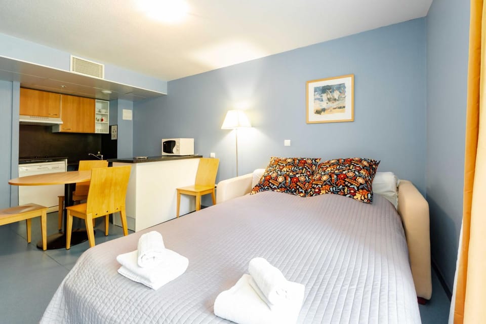Bed, Kitchen or kitchenette, Photo of the whole room, Bedroom