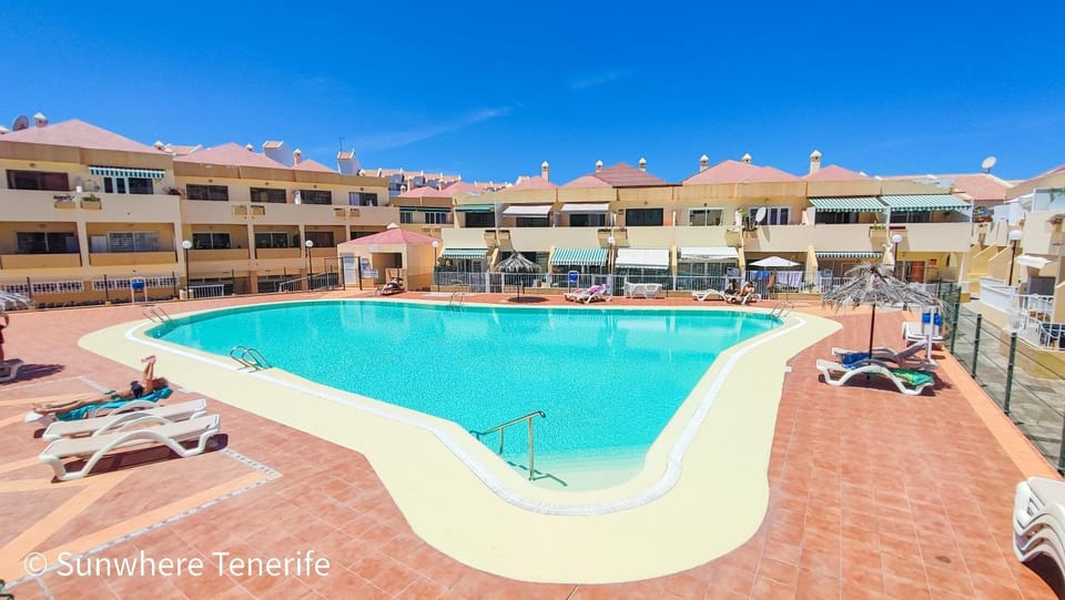 Property building, Day, Pool view, Swimming pool, Swimming pool, sunbed