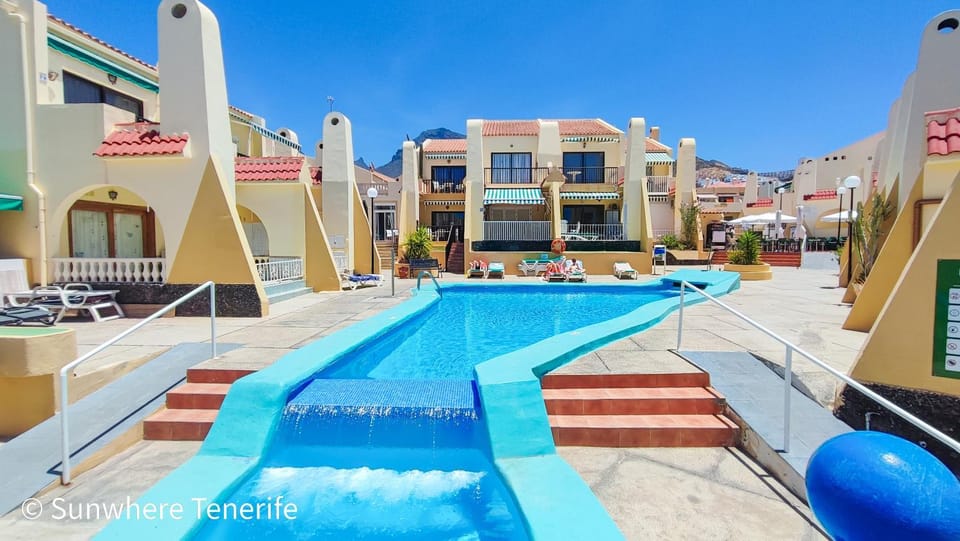 Property building, Day, Pool view, Swimming pool, sunbed