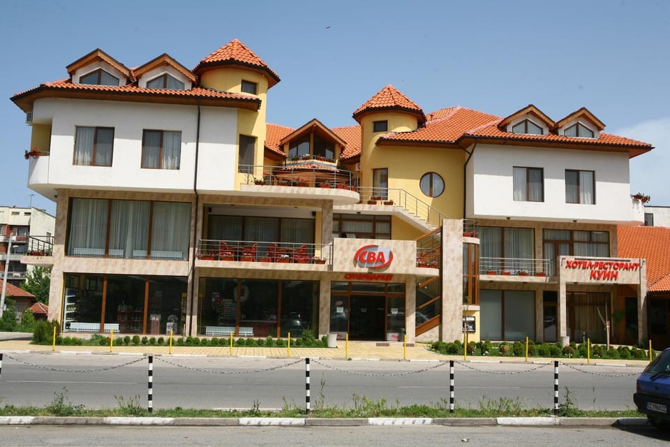 Facade/entrance