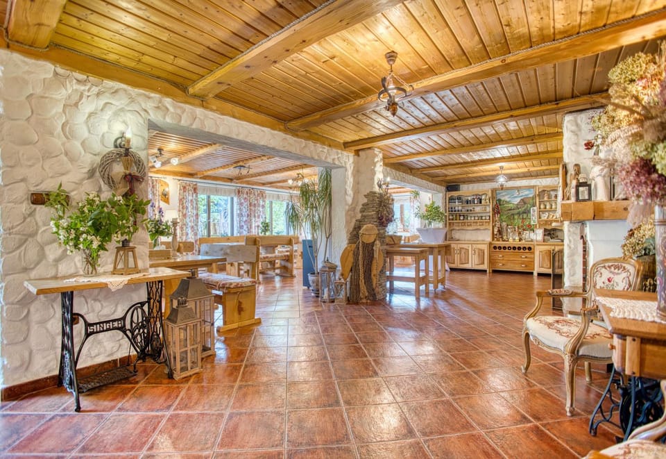Restaurant/places to eat, Horse-riding, Living room, Banquet/Function facilities, Seating area, Meeting/conference room