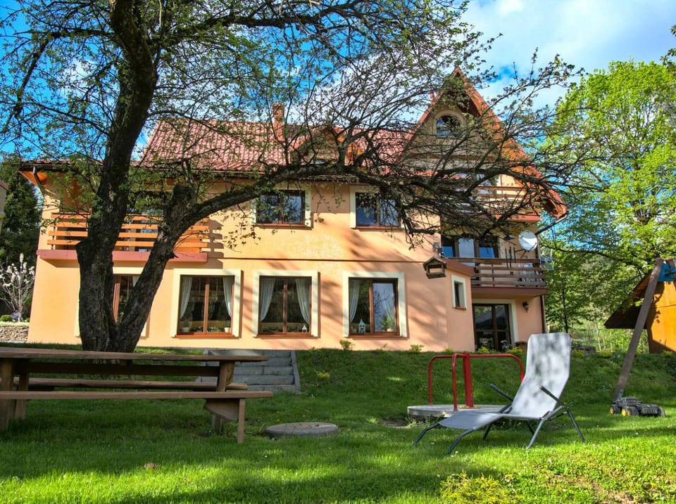 Property building, Spring, Day, Natural landscape, Garden, Garden view, sunbed