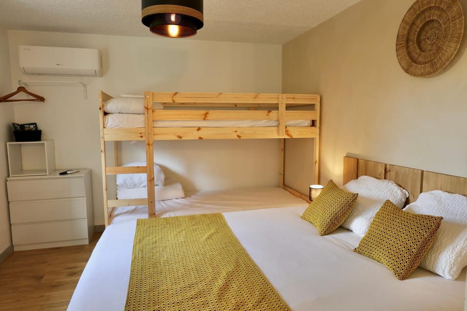 Photo of the whole room, Bedroom, bunk bed