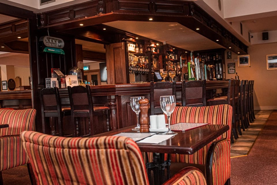 Lounge or bar, Food and drinks