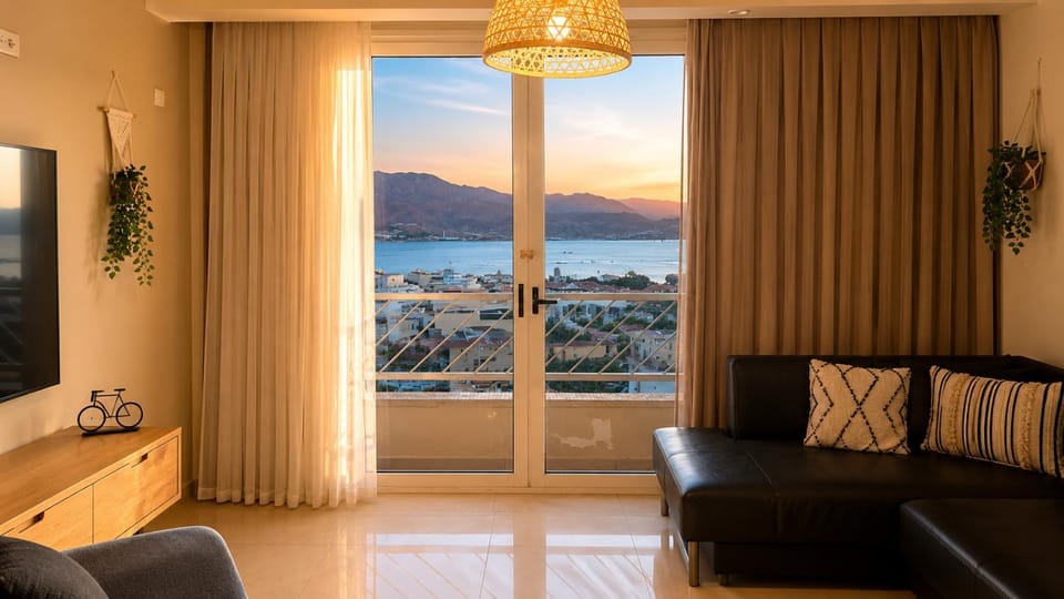 Communal lounge/ TV room, Mountain view, Sea view