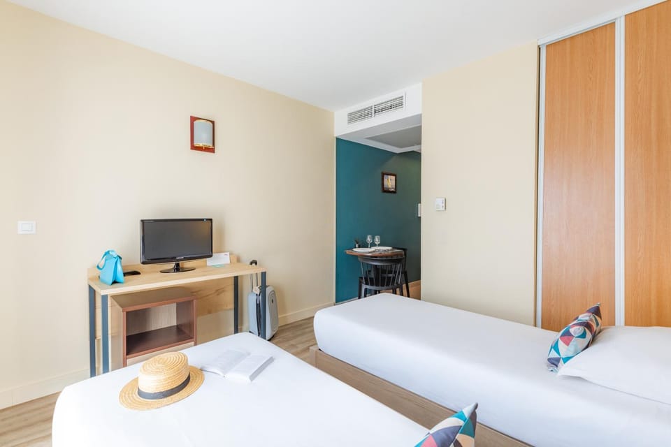 Bed, TV and multimedia, Bedroom