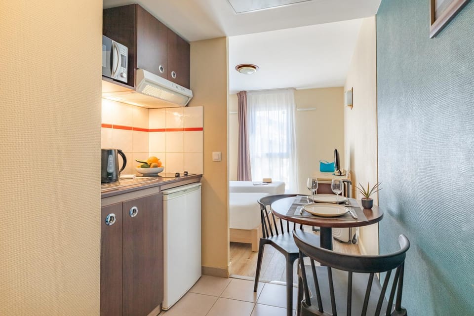 Kitchen or kitchenette, Photo of the whole room, Dining area, kitchen