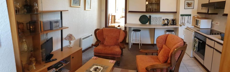 Kitchen or kitchenette, Living room