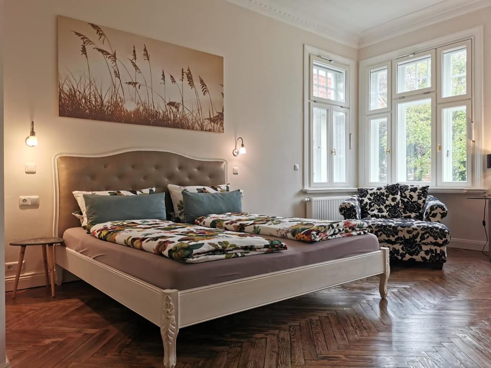 Bed, Photo of the whole room, Seating area