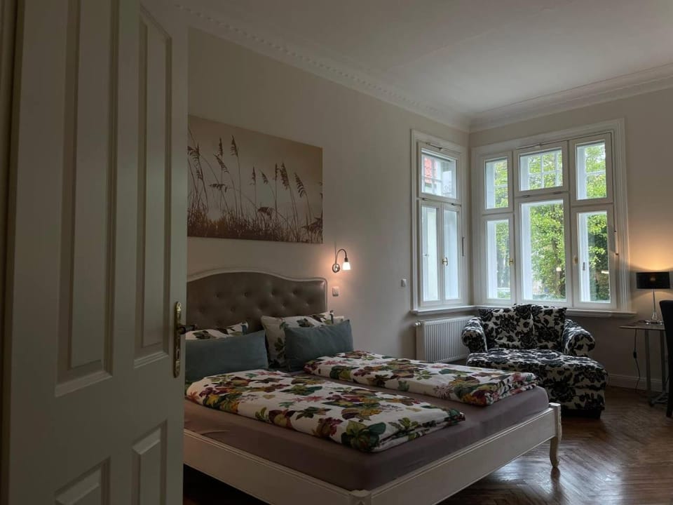 Bed, Photo of the whole room, Seating area