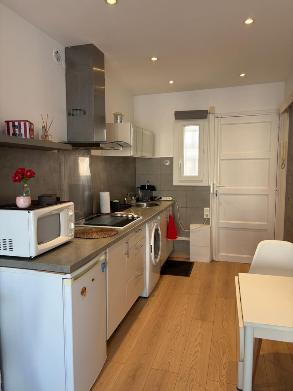 Coffee/tea facilities, Kitchen or kitchenette, Dining area, oven, stove, toaster