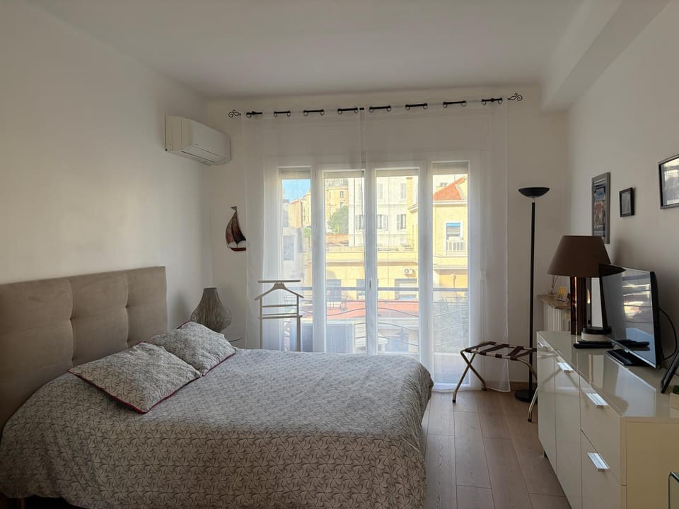 Bed, TV and multimedia, Living room, Photo of the whole room, Seating area, Bedroom, air conditioner