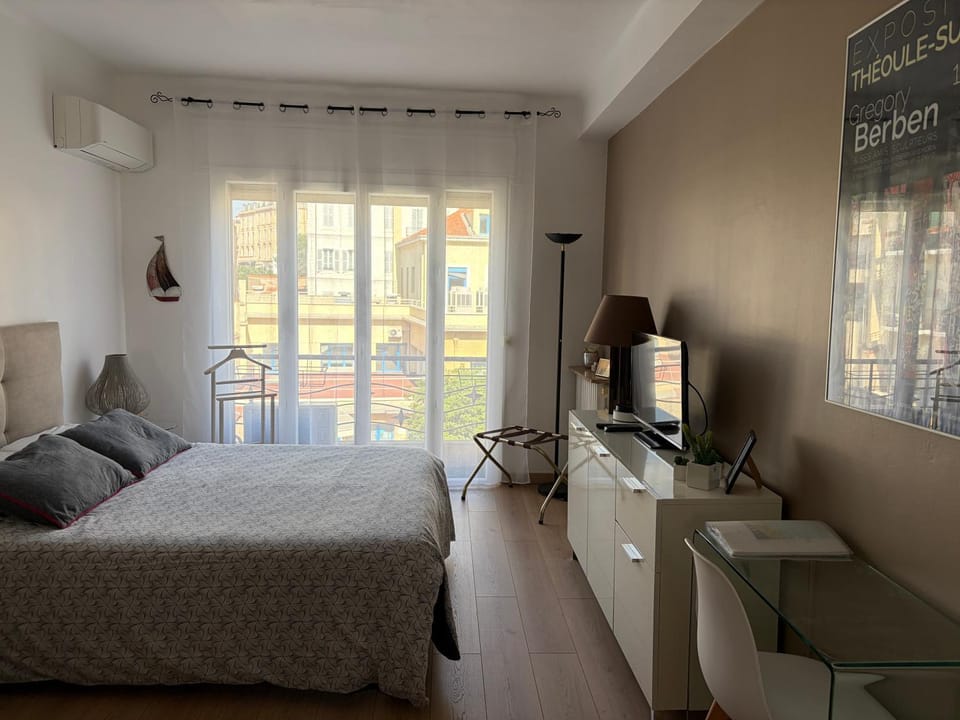 Photo of the whole room, Bedroom
