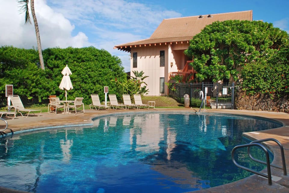 Property building, Day, Pool view, Swimming pool