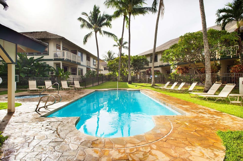 Property building, Day, Pool view, Swimming pool, sunbed