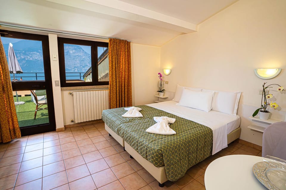 Bed, Natural landscape, Photo of the whole room, Bedroom