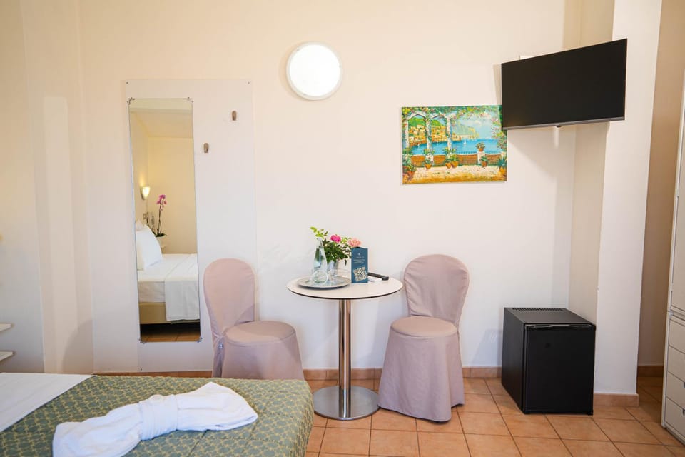 TV and multimedia, Photo of the whole room, minibar, towels
