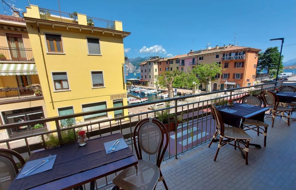 Restaurant/places to eat, Lake view