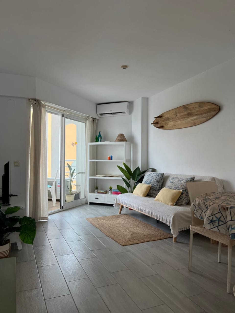 Living room, Photo of the whole room, Seating area, air conditioner
