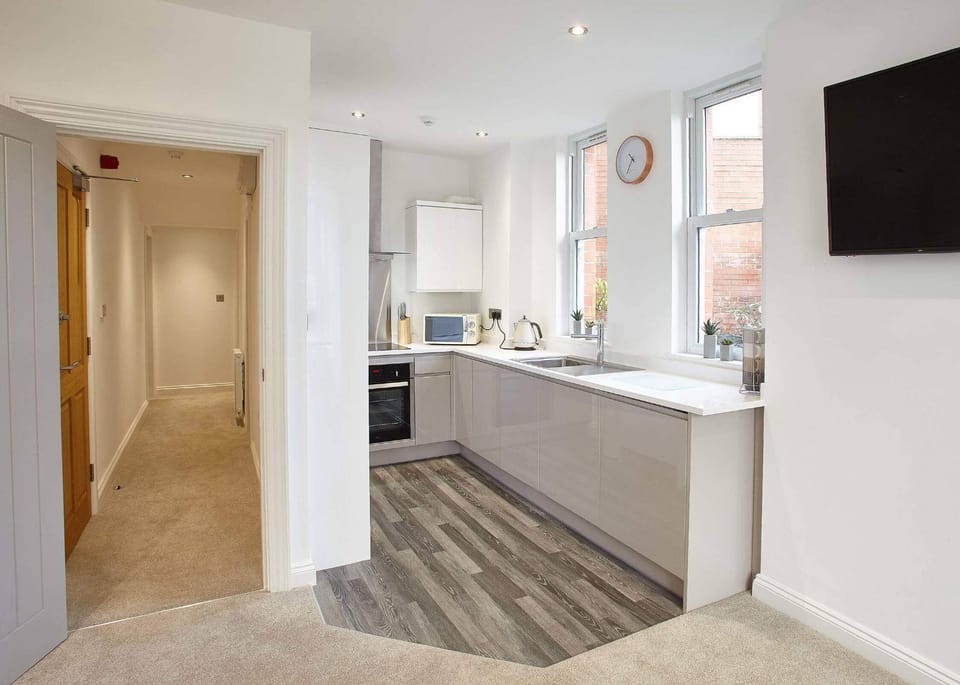 TV and multimedia, Kitchen or kitchenette, minibar, stove