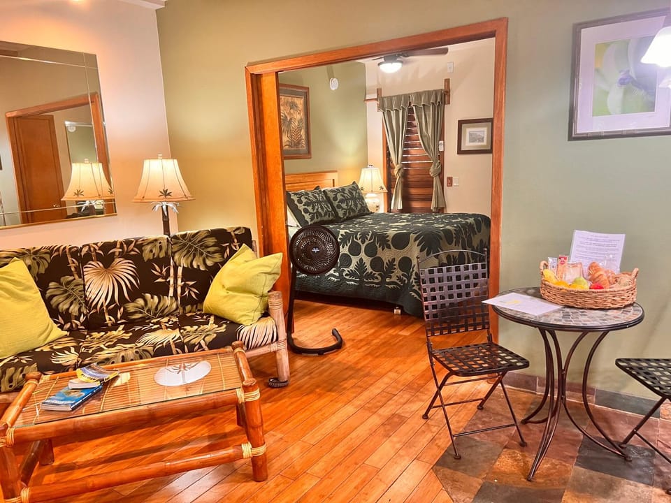 Bed, Seating area, Dining area