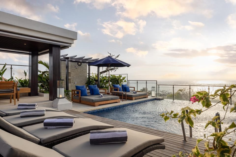 Swimming pool, sunbed