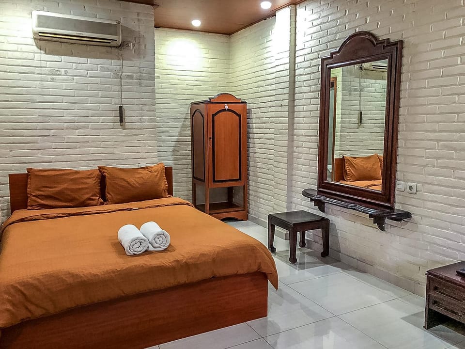 Bed, Photo of the whole room, Bedroom, towels, air conditioner