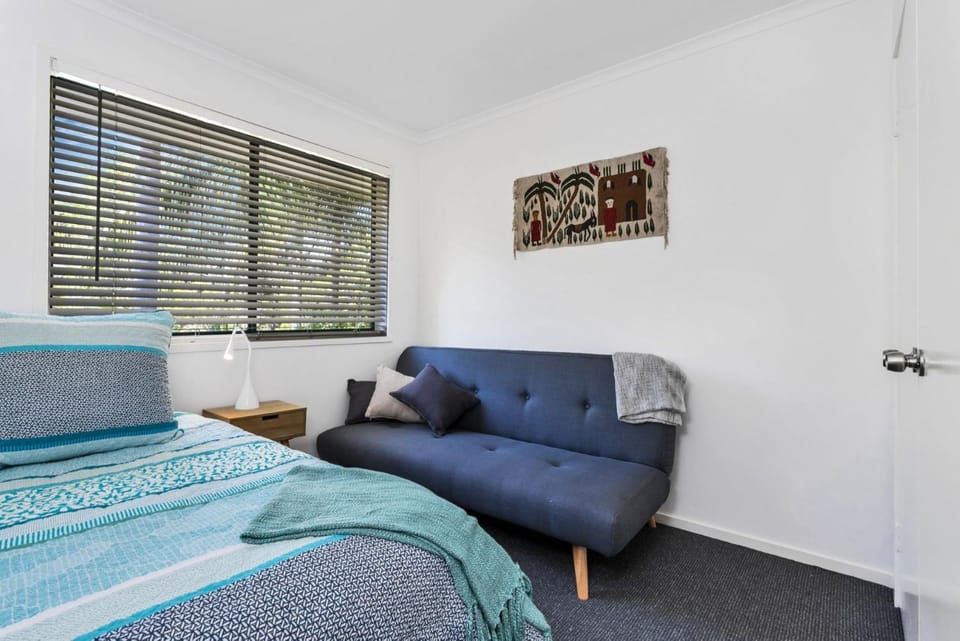 Bed, Decorative detail, Seating area, Bedroom