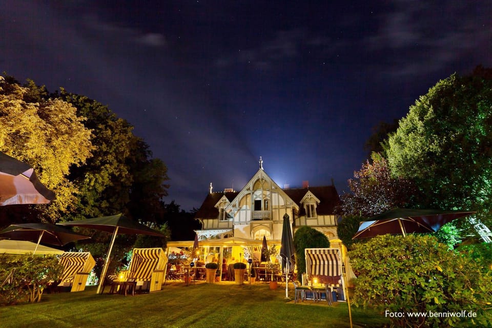 Facade/entrance, Night