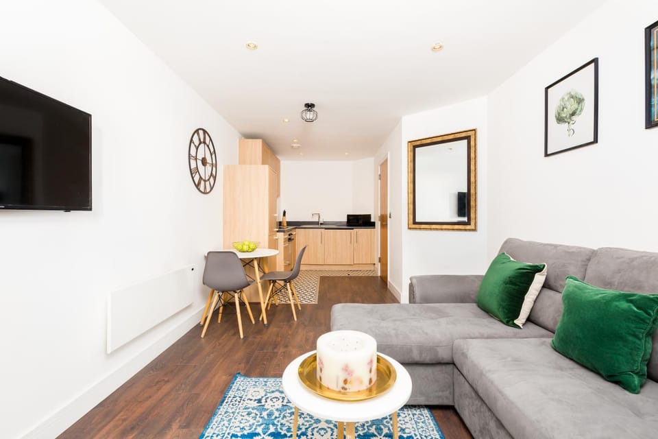 TV and multimedia, Kitchen or kitchenette, Living room, Seating area, Dining area