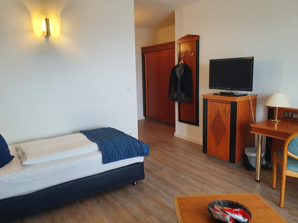 Bed, TV and multimedia, Photo of the whole room, Bedroom
