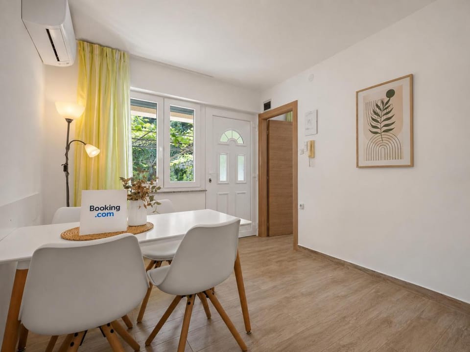 Living room, Seating area, Dining area, air conditioner
