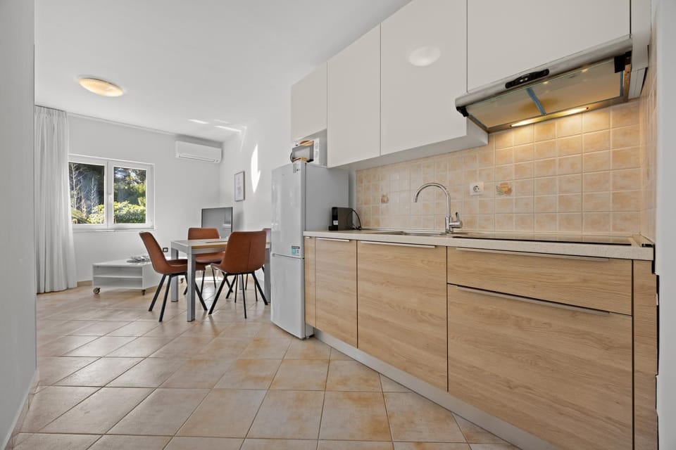 Kitchen or kitchenette, Dining area, dishwasher, stove