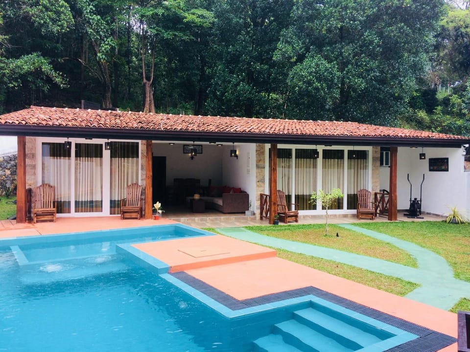 Property building, Garden, View (from property/room), Garden view, Mountain view, Pool view, Swimming pool