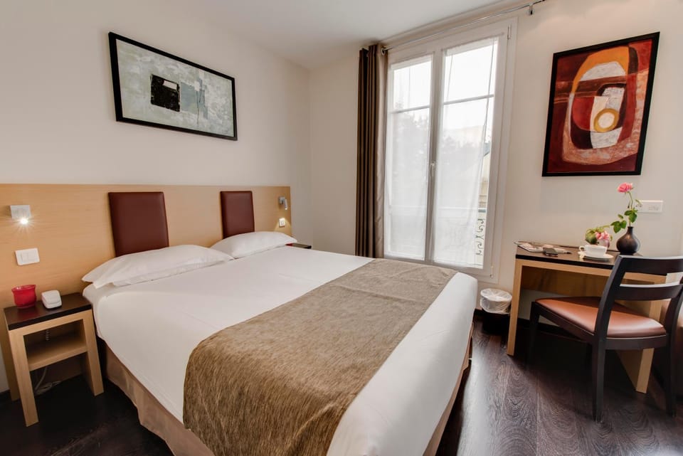 Bed, Bedroom, Street view