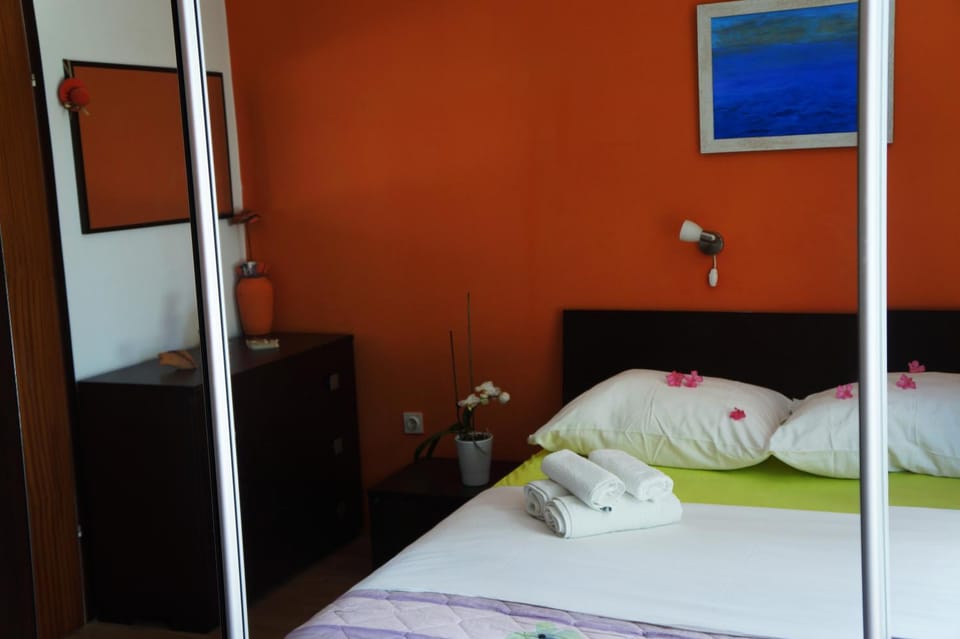 Bed, Bedroom, towels