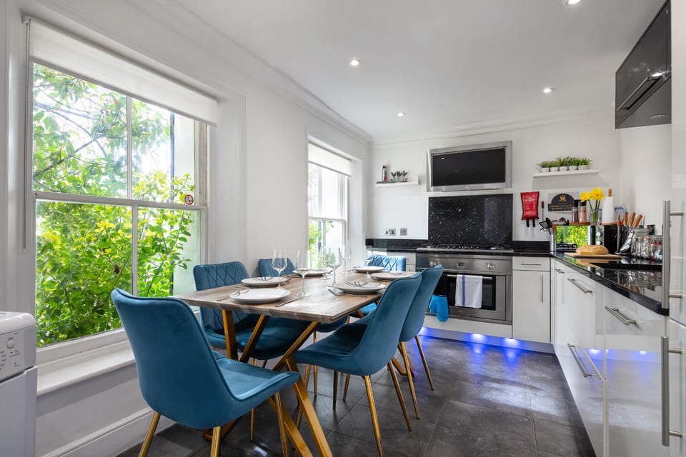 Dining area, kitchen