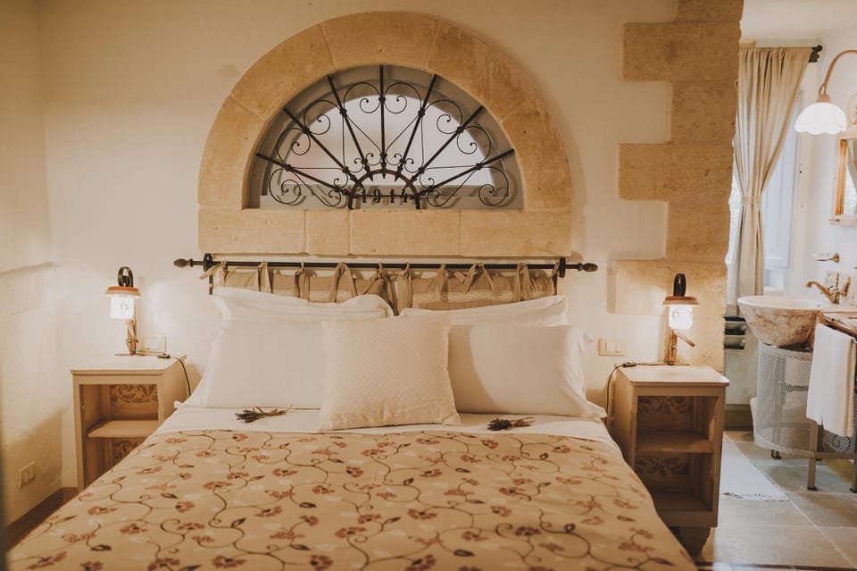 Bed, Photo of the whole room, Decorative detail, Bedroom