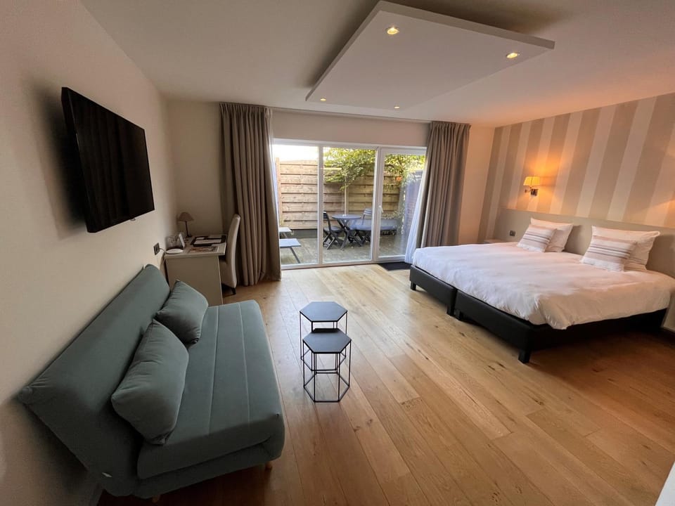 Patio, Bed, TV and multimedia, Photo of the whole room, Seating area, Bedroom