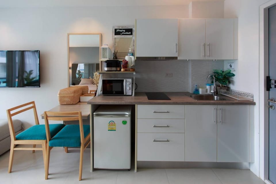 Kitchen or kitchenette, Dining area