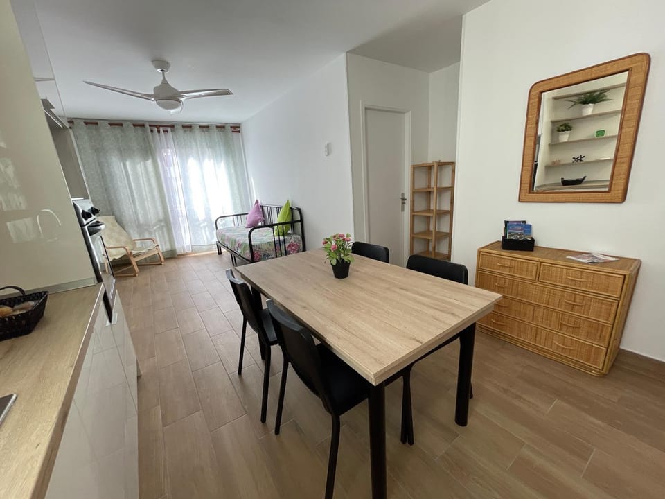 Living room, Seating area, Dining area, fireplace