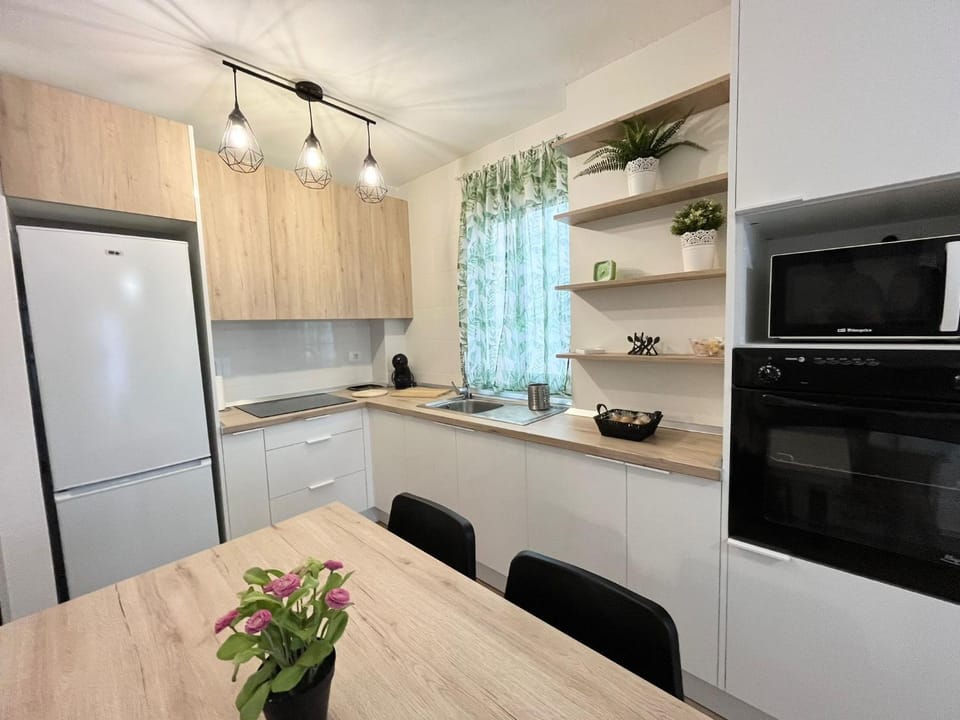Kitchen or kitchenette, Dining area, minibar, oven, pet friendly, stove, toaster