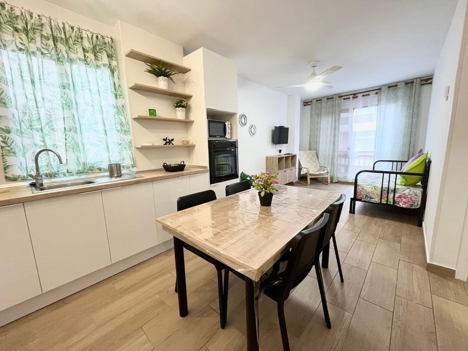 TV and multimedia, Kitchen or kitchenette, Living room, Seating area, Dining area, minibar, oven, pet friendly, stove