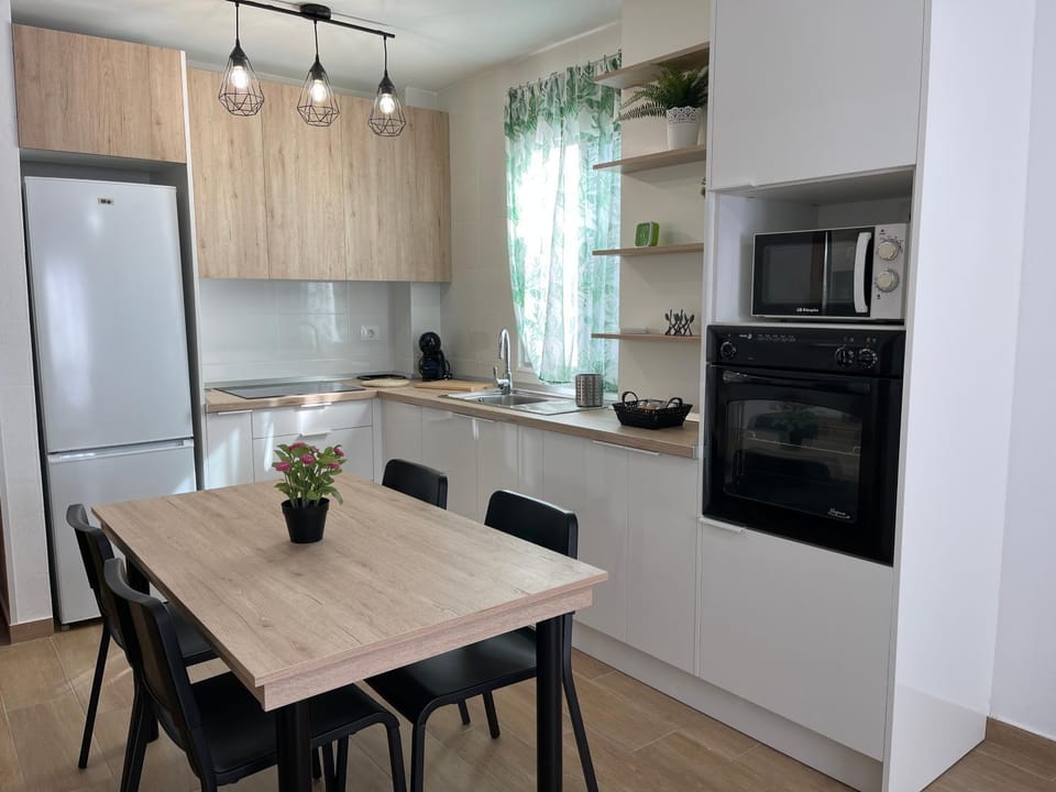 Kitchen or kitchenette, Dining area, minibar, pet friendly, stove, toaster