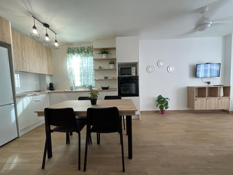 Communal lounge/ TV room, TV and multimedia, Kitchen or kitchenette, Dining area, Evening entertainment, minibar, pet friendly, stove