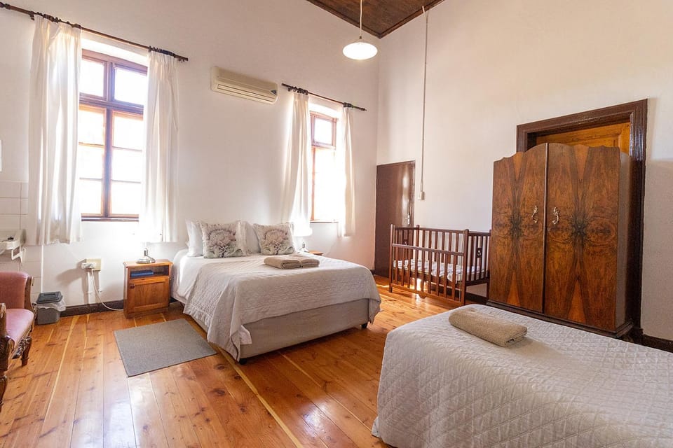 Photo of the whole room, Bedroom, air conditioner