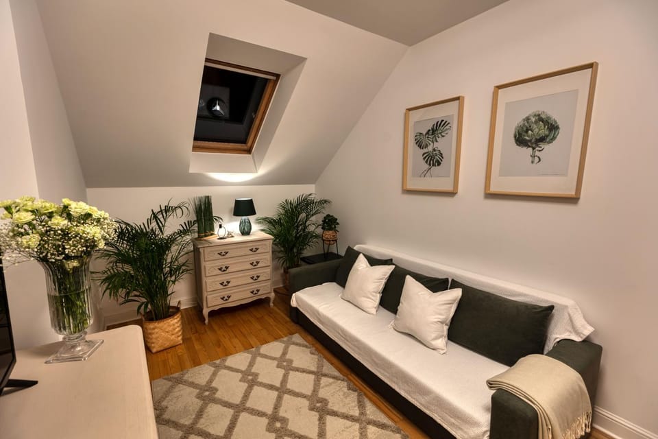Photo of the whole room, Seating area
