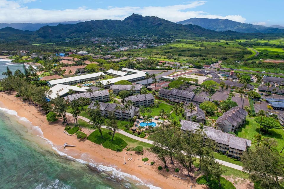 Property building, Day, Natural landscape, Bird's eye view, Beach, City view, Mountain view, Sea view, Swimming pool