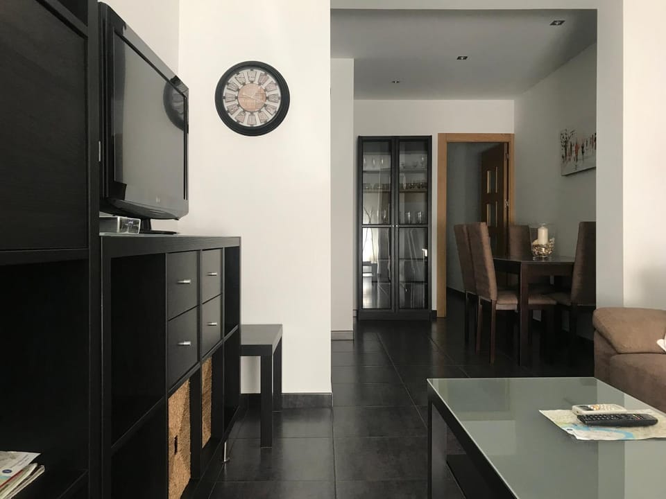 TV and multimedia, Living room, Seating area, Dining area